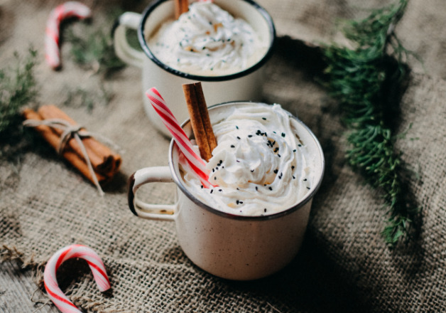 Heiße Chai-Schokolade mit Sahne