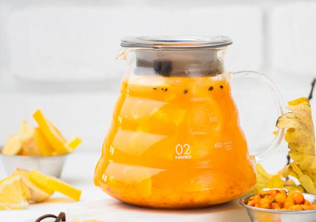 Selbstgemachter Orangen-Kurkuma-Punsch