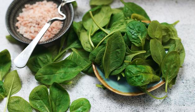 Red Onion Salz zu Spinat