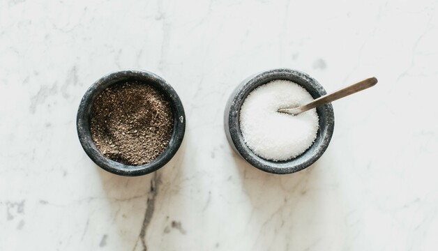 Salz und Pfeffer als Grundgewürz für Chili con Carne