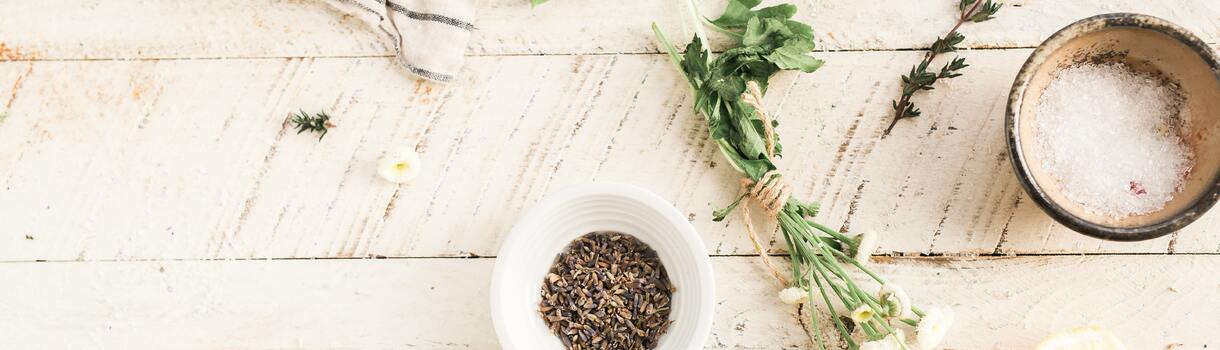 Schälchen mit Gewürzen