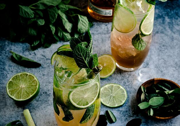 Selbstgemachter heißer Caipi mit Limettenscheiben