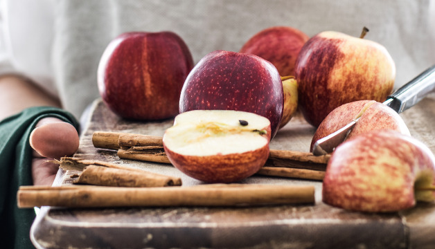 Äpfel und Zimt für das Bratapfel Porridge
