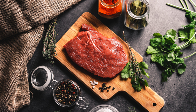 Saftiges Rindersteak wird fein gewürzt