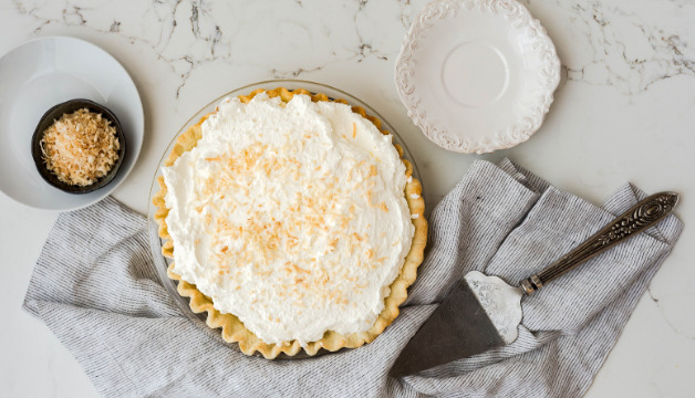 Selbstgemachter Rhabarberkuchen mit Baiserhaube