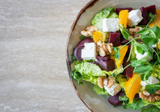 Salat mit Parmesan und Walnüssen