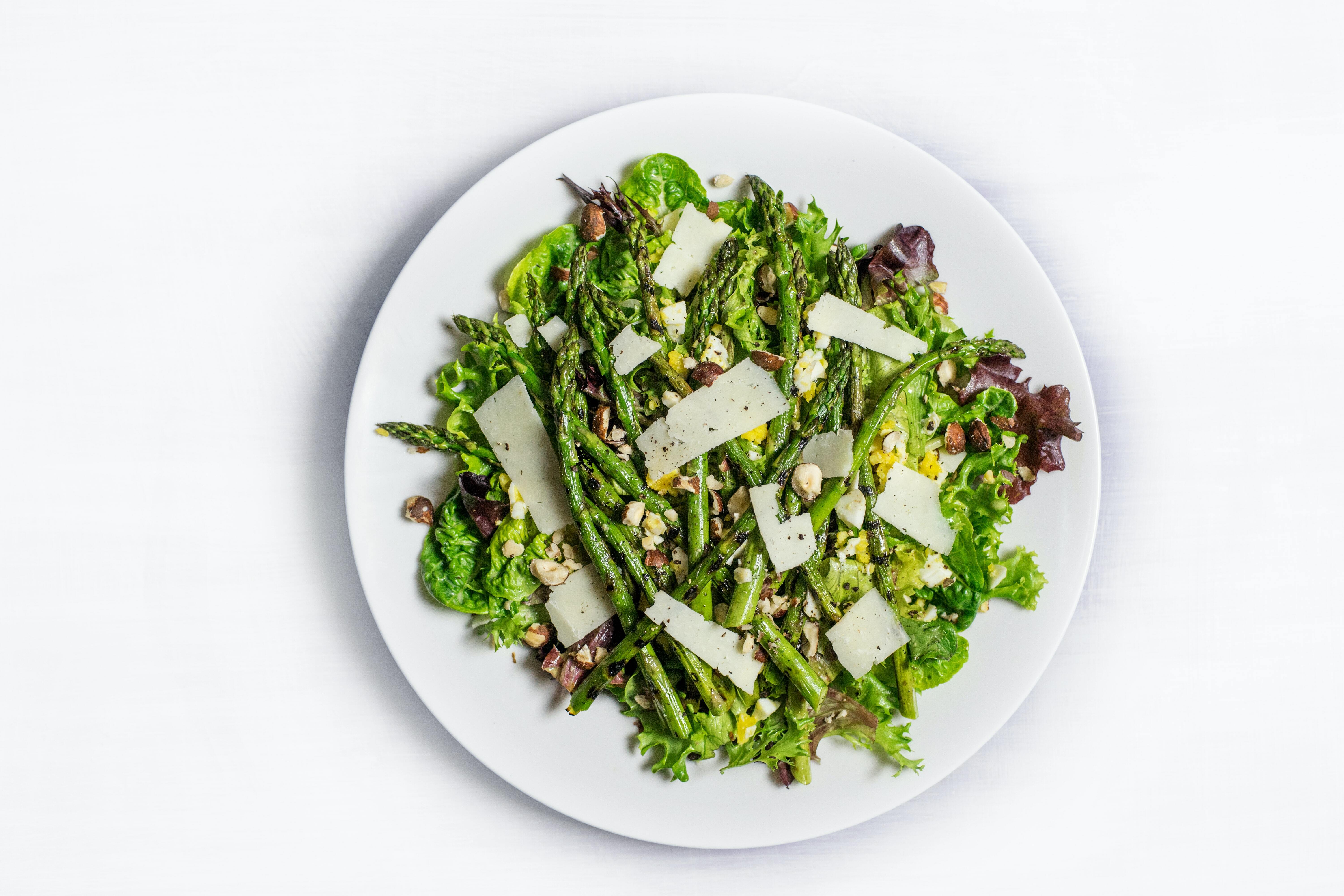 Selbstgemachter mediterraner Spargelsalat