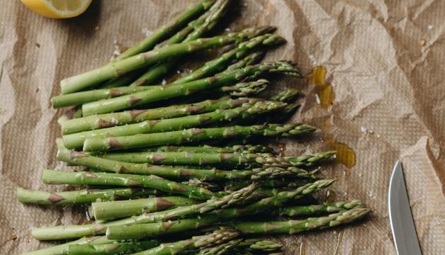 Frischer grüner Spargel für den Spargelsalat