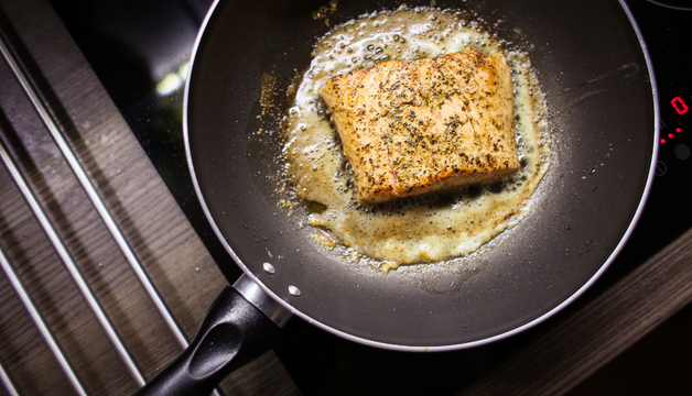 Gebratener Lachs in der Pfanne