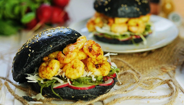 Black Seafood Burger mit Garnelen