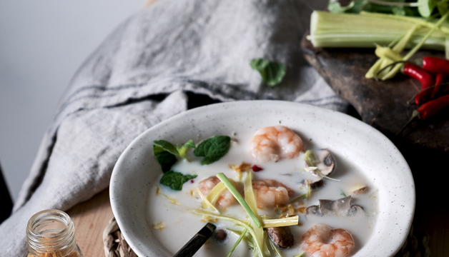 Selbstgemachte asiatische Suppe mit Kokosmilch