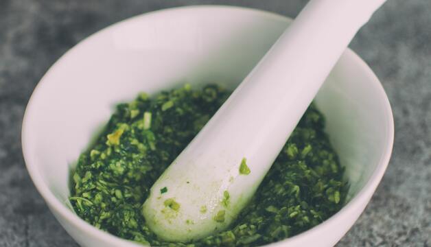 Bärlauch Pesto im Mörser