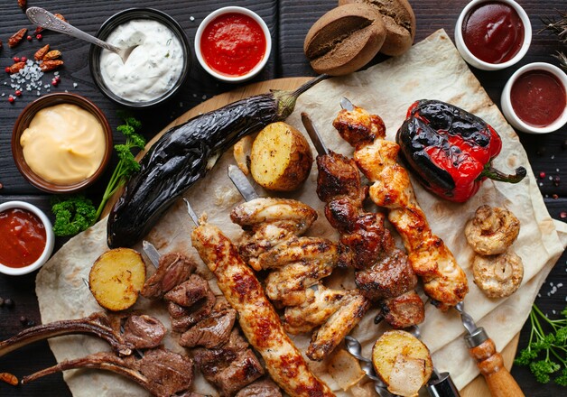 Steakmarinade auf Grillspießen