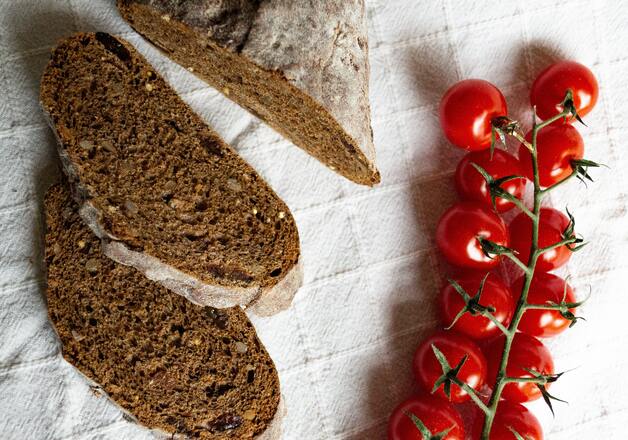 Ofenbrot mit frischen Tomaten