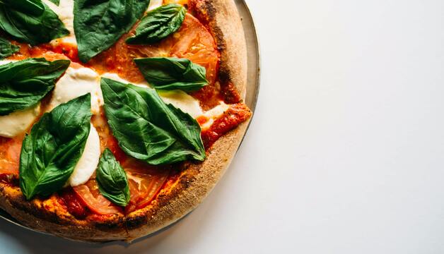 Pizza mit Tomatensugo