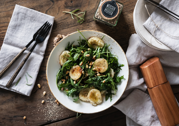Kräutersalat mit Ziegenkäse und Erdbeeren