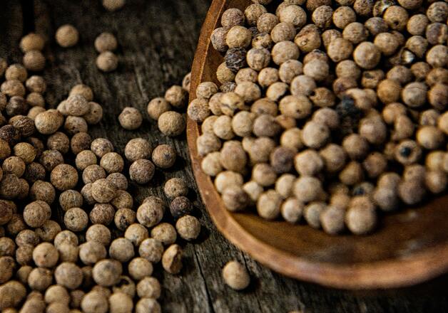 Gemüse würzen mit Pfeffer