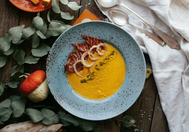 Geräucherte Kürbis-Paprikasuppe mit Speck
