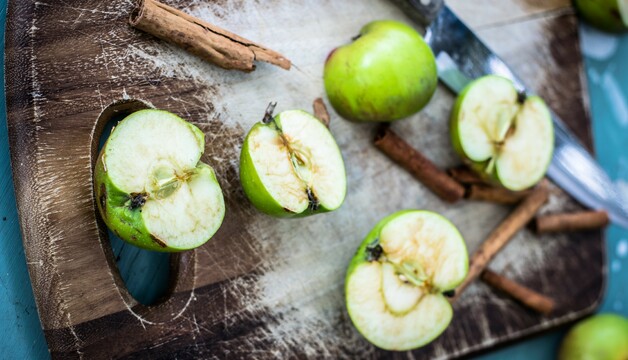 Äpfel und Zimt für den Apfel Punsch