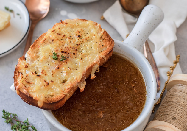 Zwiebelsuppe mit Käse überbacken