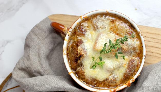 Zwiebelsuppe mit Käse überbacken