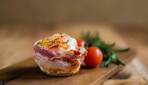 Deftiger Frühstücksmuffin mit Ei und Speck