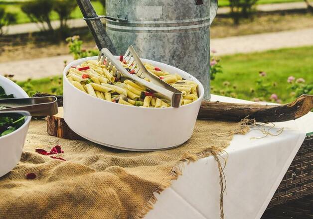 Selbstgemachter mediterraner Nudelsalat