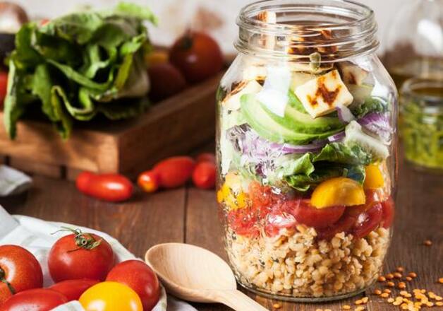 Couscous mit Gemüse im Glas