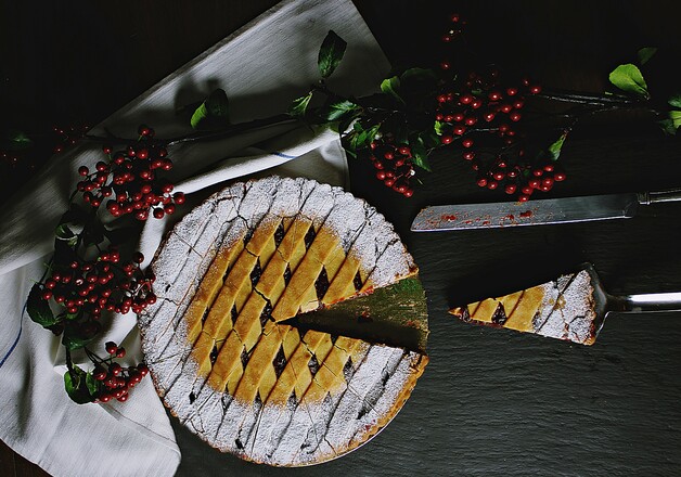 Selbstgemachte Pflaumen-Kirsch-Tarte