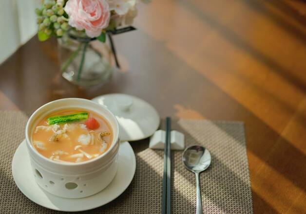Selbstgemachte Hähnchen-Kokossuppe