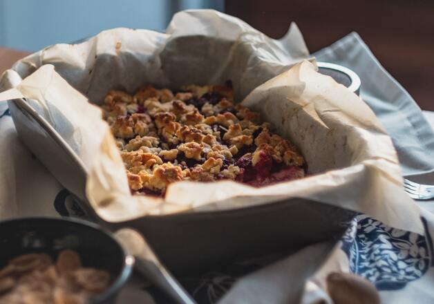 Selbstgebackener Apfel-Crumble mit Erdbeeren