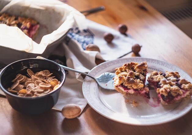 Selbstgemachter Apfel-Crumble mit Erdbeeren