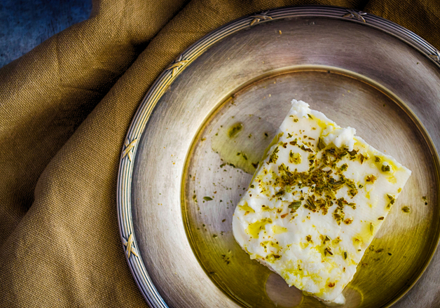 Fetakäse mit Majoran gerebelt