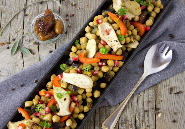 Orientalische Mezze mit Auberginen, Kichererbsen und Süßkartoffeln