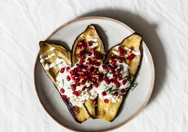 Aubergine mit Granatapfelkernen und Joghurt