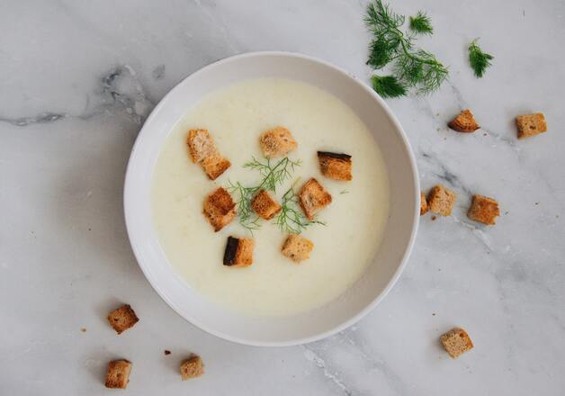 Selbstgemachte Pastinakensuppe mit Croûtons