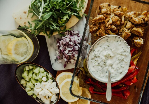 Leckerer Dip mit Sellerieblätter geschnitten