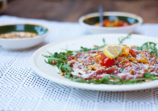 Rinder Carpaccio mit Parmesan und Rucola