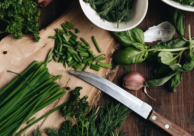 Geschnittene Kräuter für die Suppe