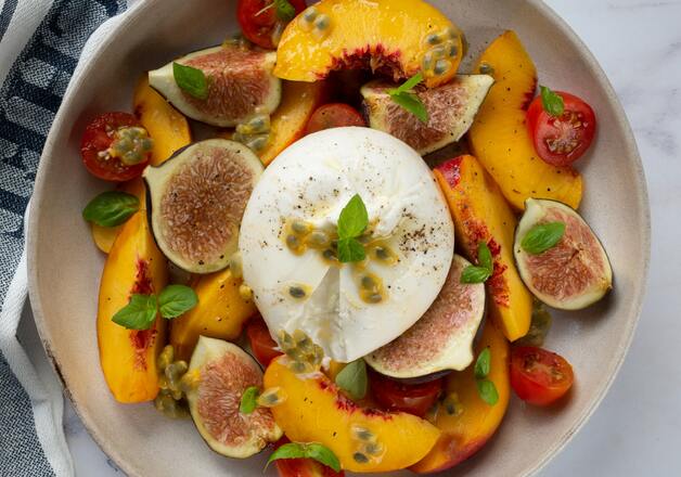 Fruchtig-mediterraner Salat mit Burrata
