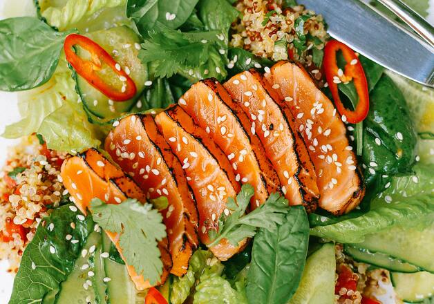 Salat als Beilage zum Saibling