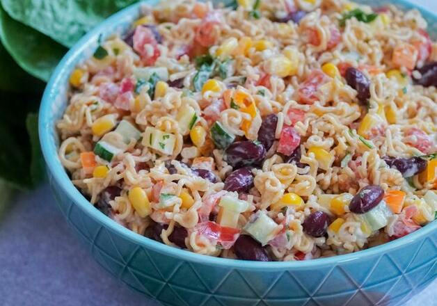 Klassischer Nudelsalat mit Gemüse