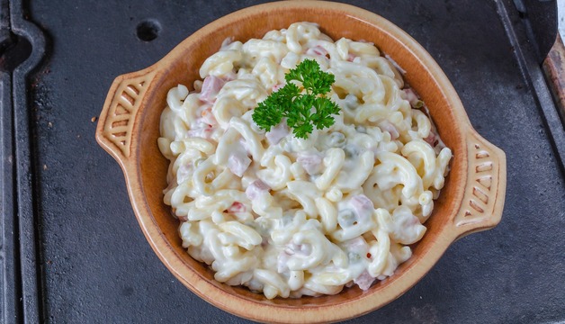 Nudelsalat mit Mayonnaise, Schinken und Ei