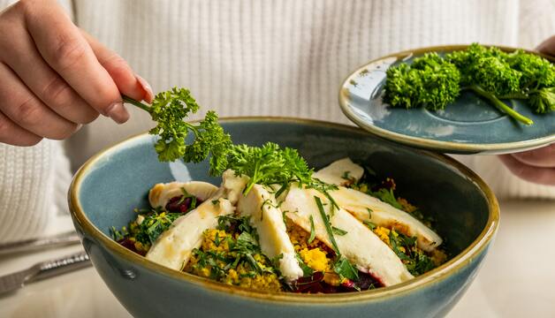 Wildreis Bowl mit Honig-Rosmarin-Halloumi