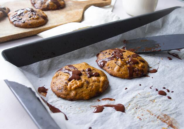 Ofenfrische Schoko-Muskat-Cookies