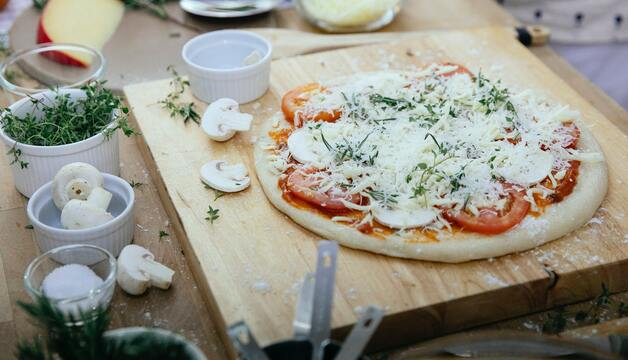 Selbstgemachte Pizza mit Tomatenflocken