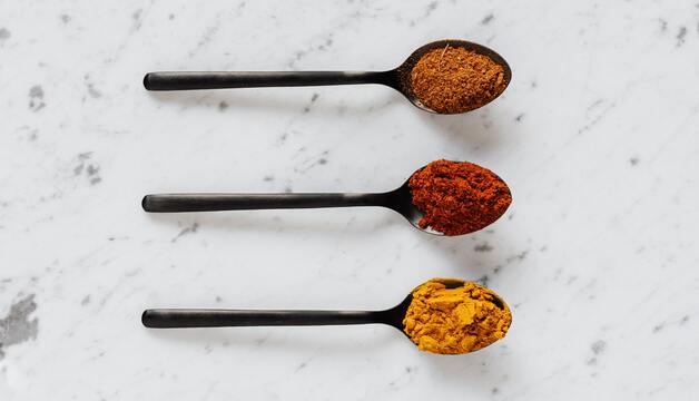 Paprikapulver und andere pikante Gewürze