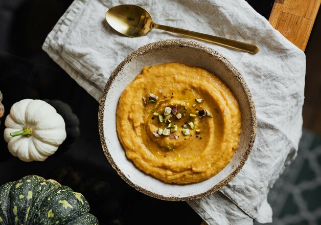 Hummus mit Kürbis und Nüssen
