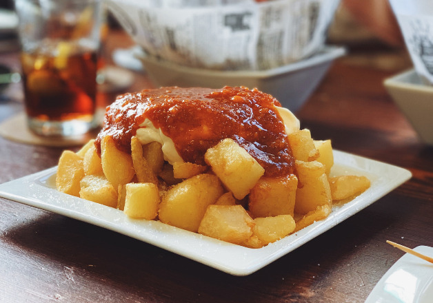 Patatas bravas spanisches Gericht mit Sauce