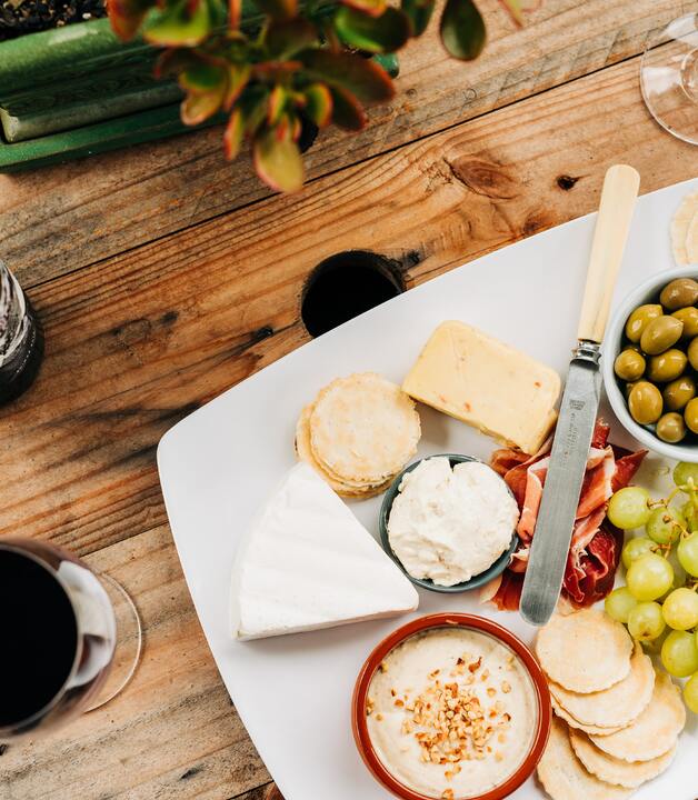 Griechische Platte mit Oliven und Wein